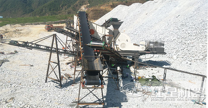 搭載重錘式破碎機施工作業(yè) 搭載重錘式破碎機施工作業(yè)