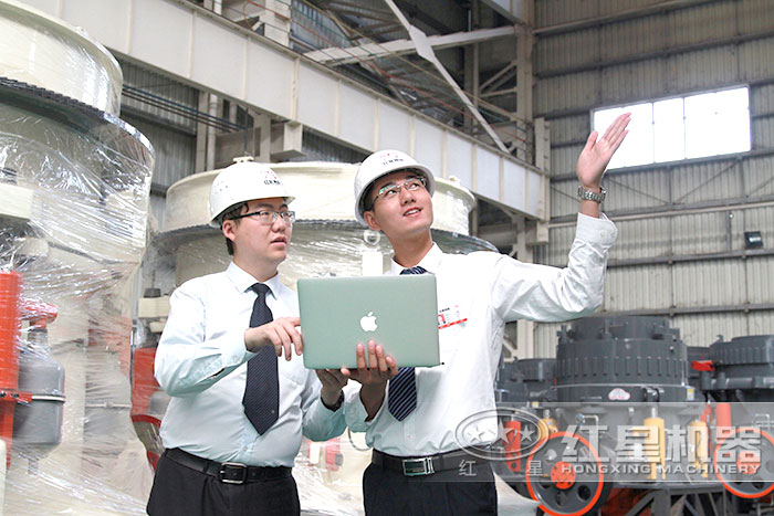 紅星技術(shù)人員陪同用戶看設(shè)備 紅星技術(shù)人員陪同用戶看設(shè)備