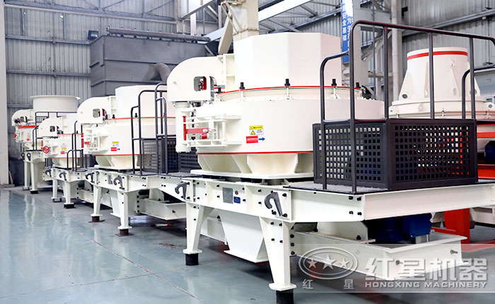 車間里一排排的VSI制砂機整裝待發(fā) 車間里一排排的VSI制砂機整裝待發(fā)