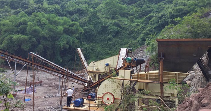 重錘式破碎機(jī)施工作業(yè)現(xiàn)場(chǎng) 重錘式破碎機(jī)施工作業(yè)現(xiàn)場(chǎng)