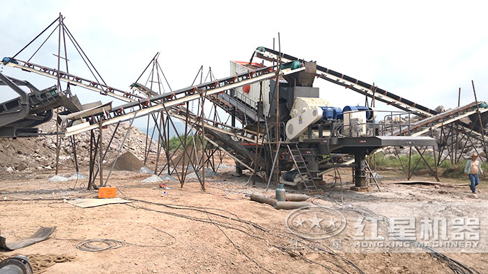 流動式碎煤機配置電機施工作業中 流動式碎煤機配置電機施工作業中