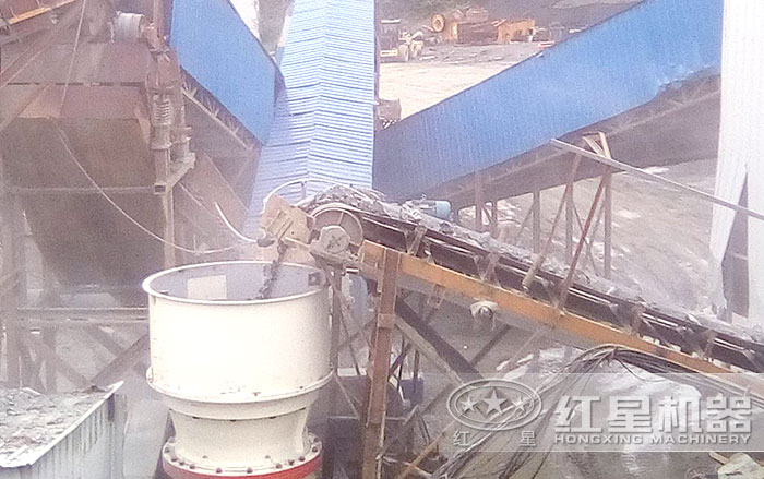 單缸圓錐破碎機(jī)加工石頭展示