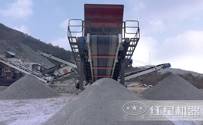 小型移動(dòng)一體式制砂機(jī)一體化作業(yè)現(xiàn)場 小型移動(dòng)一體式制砂機(jī)一體化作業(yè)現(xiàn)場