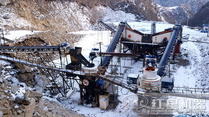 沖擊式破碎機作業(yè)現(xiàn)場 沖擊式破碎機作業(yè)現(xiàn)場