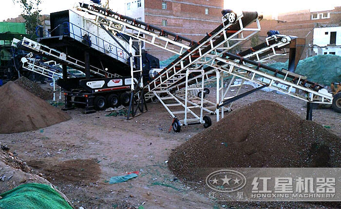 輪胎設(shè)計(jì)的建筑垃圾粉碎機(jī)現(xiàn)場 輪胎設(shè)計(jì)的建筑垃圾粉碎機(jī)現(xiàn)場