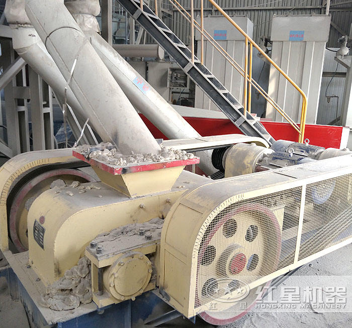 對(duì)輥制砂機(jī)現(xiàn)場(chǎng) 對(duì)輥制砂機(jī)現(xiàn)場(chǎng)