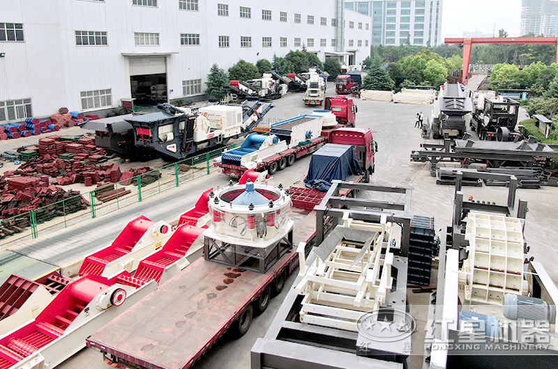 廠區正待發貨的石頭粉碎機現場 廠區正待發貨的石頭粉碎機現場