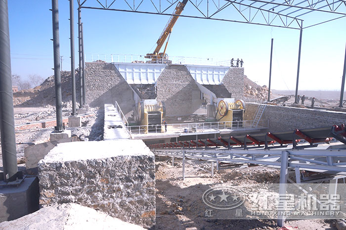 粉碎大塊石頭作業現場