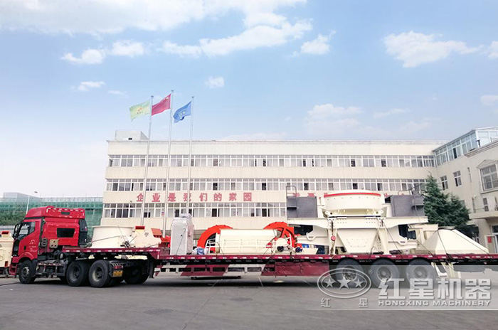 治沙機(jī)發(fā)往客戶現(xiàn)場 治沙機(jī)發(fā)往客戶現(xiàn)場