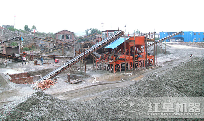 對(duì)輥碎沙機(jī)現(xiàn)場(chǎng) 對(duì)輥碎沙機(jī)現(xiàn)場(chǎng)