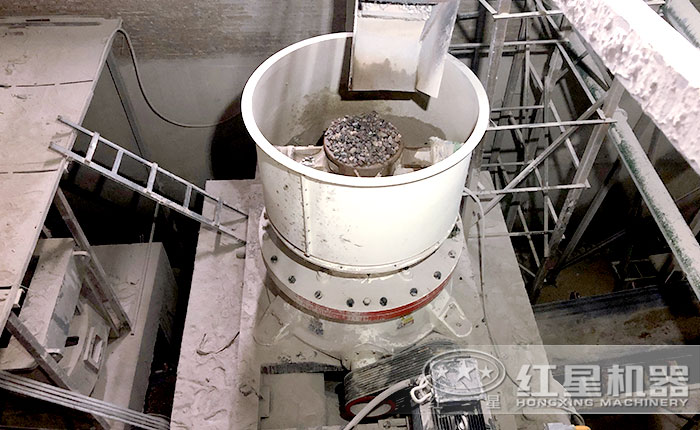 單杠圓錐破碎機(jī)現(xiàn)場(chǎng) 單杠圓錐破碎機(jī)現(xiàn)場(chǎng)