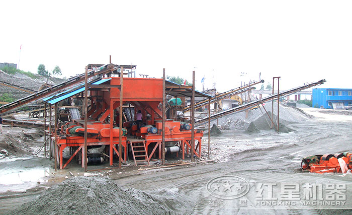 4臺對輥破碎機作業(yè) 4臺對輥破碎機作業(yè)