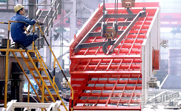 紅星機器工人認真工作 紅星機器工人認真工作