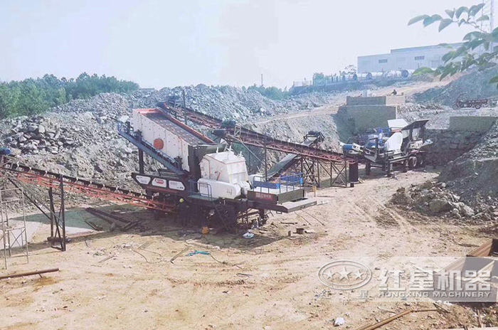 流動反擊式碎石機200噸建筑垃圾處理現場 流動反擊式碎石機200噸建筑垃圾處理現場