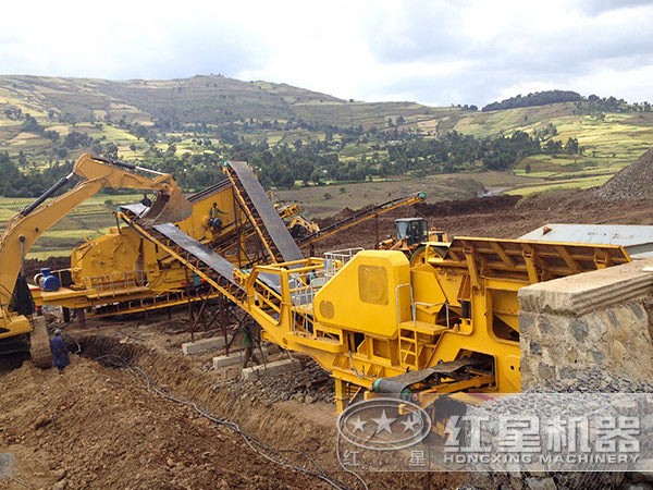 車載流動破石子機工作現(xiàn)場